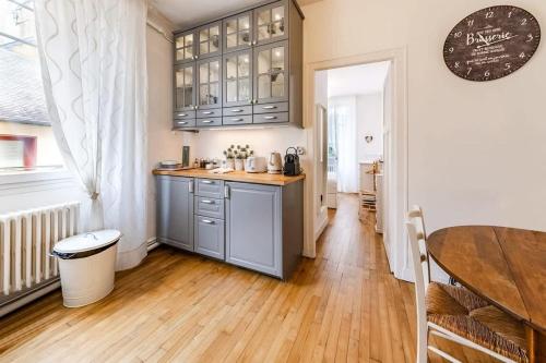 Il comprend une cuisine avec un comptoir et du parquet. dans l'établissement L'Aparté, bel appartement lumineux avec 1 chambre, à Rennes