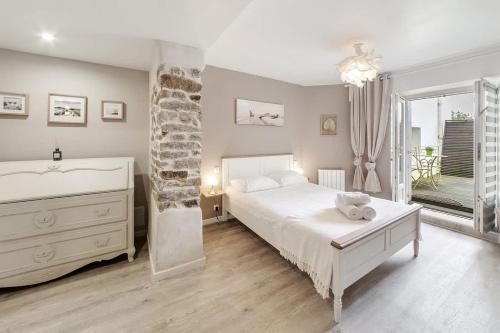 - une chambre avec un lit doté d'un ours en peluche dans l'établissement Tassigny - Charmant appartement/ terrasse - Port, à Vannes