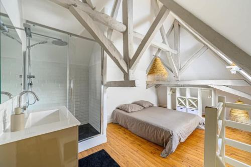 - une chambre avec un lit, un lavabo et une baignoire dans l'établissement Bohème, joli duplex, Intra-Muros/Port de plaisance, à Vannes