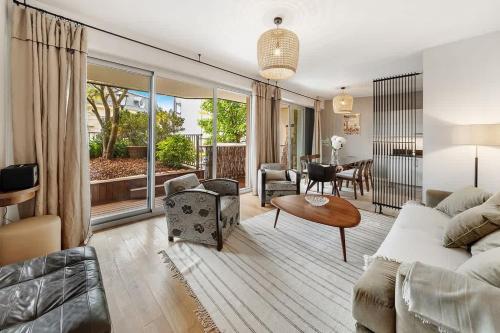 un salon avec un canapé et une table dans l'établissement Clémenceau - Centre Dinard - Terrasse/plage 50m, à Dinard