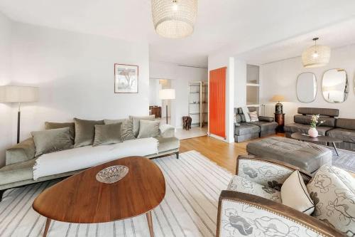 un salon avec un canapé et une table dans l'établissement Clémenceau - Centre Dinard - Terrasse/plage 50m, à Dinard