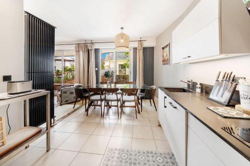 une cuisine et une salle à manger avec une table et des chaises dans l'établissement Clémenceau - Centre Dinard - Terrasse/plage 50m, à Dinard