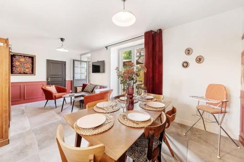 une salle à manger avec une table et des chaises dans l'établissement LE ROCHER- Belle maison de charme -Jardin/Parking, à Cancale