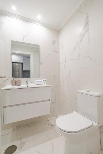 HostWise - Modern & Bright Studio