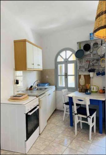 Rembelos Santoriniにあるキッチンまたは簡易キッチン