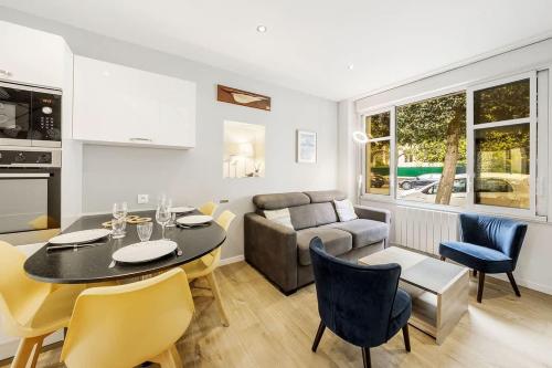 une cuisine et une salle à manger avec une table et des chaises dans l'établissement L'ILOT - Jolie maison - Terrasse/300m plage-4 pers, à Saint-Malo