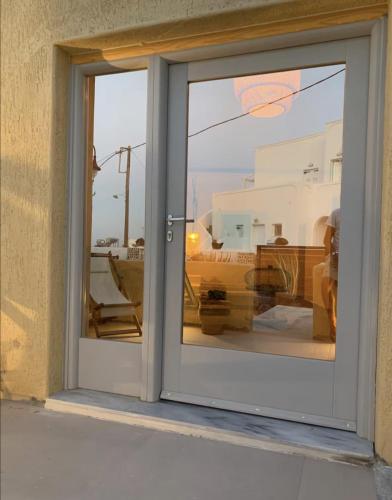 ペリッサにあるRembelos Santoriniのギャラリーの写真