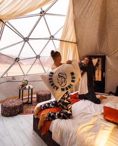Ένα ή περισσότερα κρεβάτια σε δωμάτιο στο Regency Wadi Rum