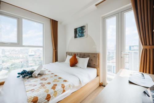 una camera da letto con un letto e una grande finestra di The Euphoria a Hanoi