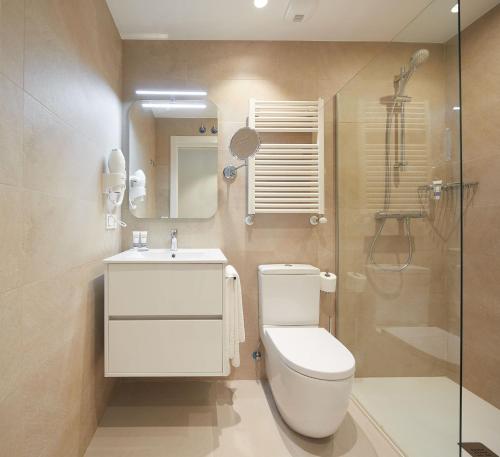a bathroom with a toilet and a sink and a shower at H SUITE3B by Smiling Rentals in Hondarribia