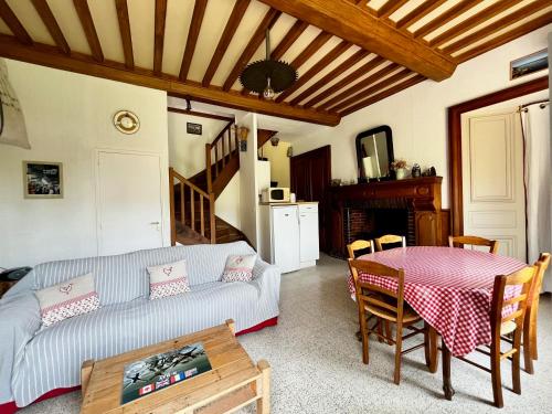 un salon avec un canapé et une table dans l'établissement Le Moulin de la Fosse Soucy 