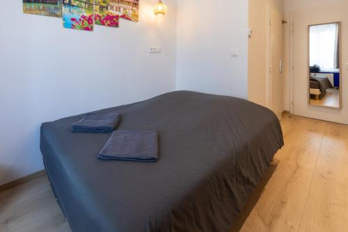 - un lit dans une chambre avec 2 serviettes dans l'établissement Suite - Strasbourg Gare - Petite France - Commerces à Proximité, à Strasbourg