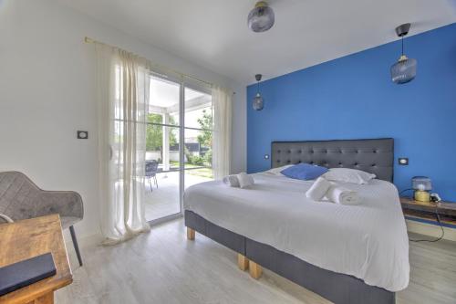 Ένα ή περισσότερα κρεβάτια σε δωμάτιο στο Villa Madeleine - Piscine et Jacuzzi