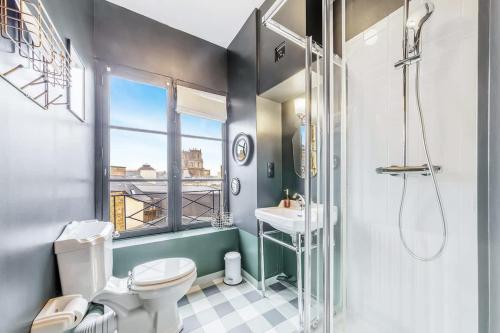une salle de bain avec toilettes, lavabo et fenêtre dans l'établissement L’Augustine, appartement atypique, hyper centre, à Rennes