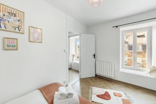 - un salon blanc avec un canapé et une fenêtre dans l'établissement Iliade, bel appartement rénové, centre historique, à Vannes