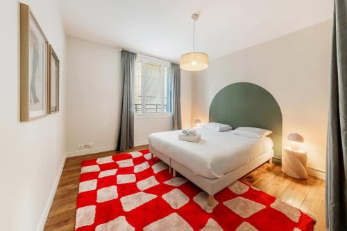 - une chambre avec un lit et un tapis rouge et blanc dans l'établissement Belle époque - Proche mail - Parking - 4 pers, à Rennes