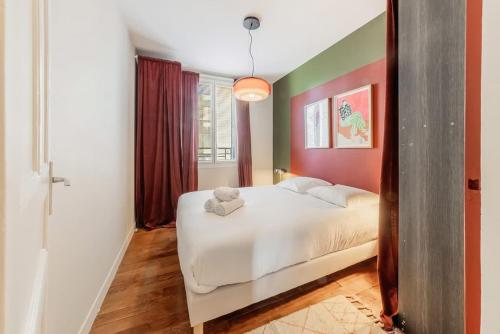 une chambre avec un lit blanc et une fenêtre dans l'établissement Belle époque - Proche mail - Parking - 4 pers, à Rennes