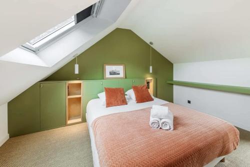 une chambre avec un lit avec deux serviettes dessus dans l'établissement Le Lanwezou - Petite maison - 2 à 4 personnes, à Saint-Benoît-des-Ondes