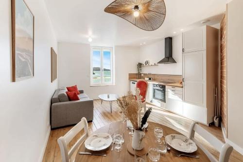 Il comprend un salon avec une table à manger et une cuisine. dans l'établissement Le Solidor - Vue mer - Joli pied à terre rénové, à Saint-Malo