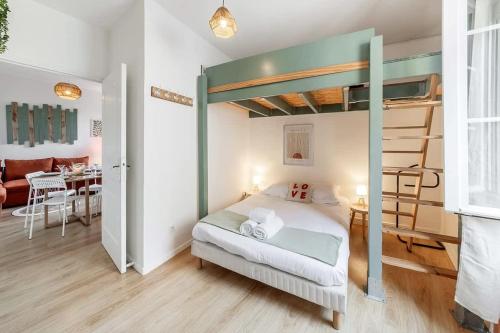 une chambre avec un lit superposé et un salon dans l'établissement Terracotta, appartement 1 chambre, 3 pers, à Saint-Malo