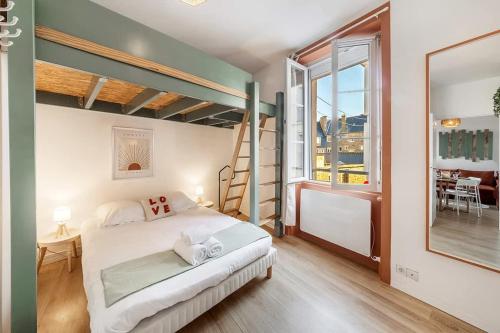 - une chambre avec un lit et une mezzanine dans l'établissement Terracotta, appartement 1 chambre, 3 pers, à Saint-Malo