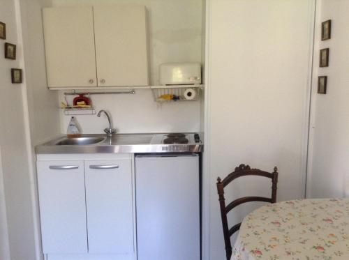 Η κουζίνα ή μικρή κουζίνα στο Charmant studio indépendant au calme 5mn des plages