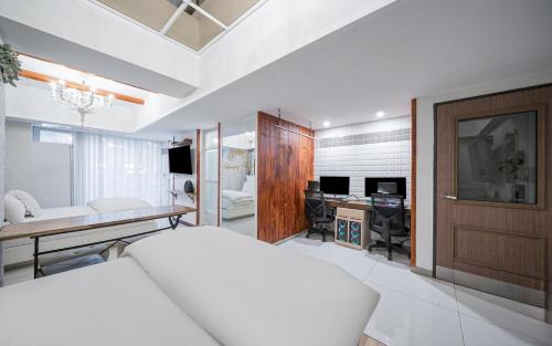 TV a/nebo společenská místnost v ubytování Daegu February Hotel Suseong