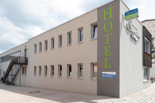 a building with a sign that reads hotel at Stadthotel und Restaurant am See in Tirschenreuth