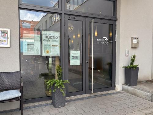 an entrance to a building with a glass door at Stadthotel und Restaurant am See in Tirschenreuth