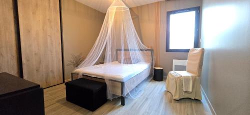 une chambre avec un lit avec moustiquaire dans l'établissement Villa Murène - Détente en bord de mer, entre Sérignan et Valras-Plage, à Sérignan