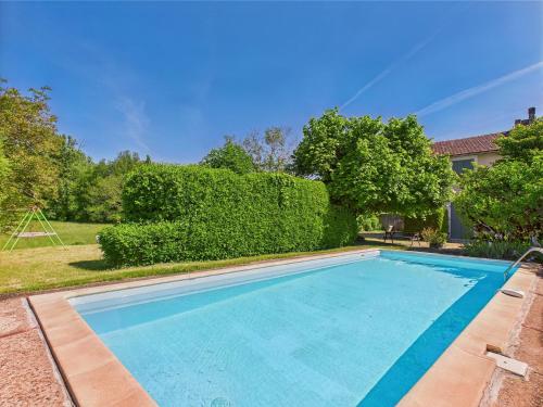 une piscine dans la cour d'une maison dans l'établissement Gîte mitoyen - piscine commune - 4 personnes, à Montignac