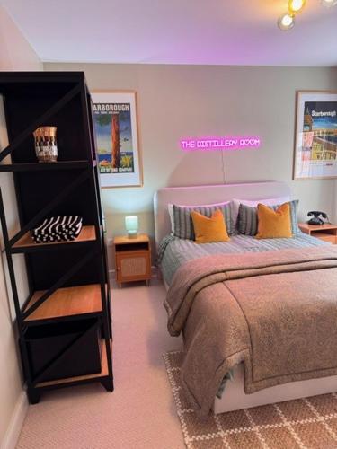 Ένα ή περισσότερα κρεβάτια σε δωμάτιο στο The Distillery Room