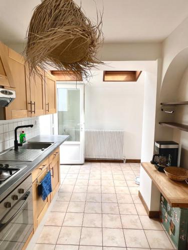 une cuisine avec un évier et un plan de travail dans l'établissement Spacious beachfront house - Wimereux center, à Wimereux