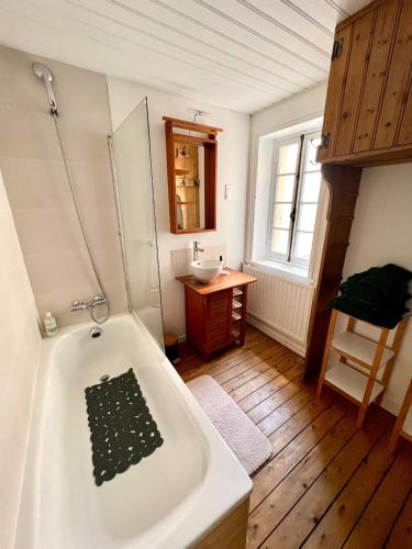 une salle de bain avec une baignoire et un lavabo dans l'établissement Spacious beachfront house - Wimereux center, à Wimereux
