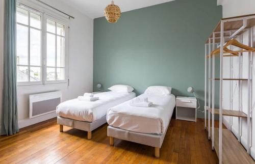 - 2 lits jumeaux dans une chambre avec une échelle dans l'établissement Saint-Exupéry - Bel appartement rénové - Parking, à Cancale