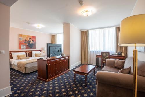 Postel nebo postele na pokoji v ubytování A Hoteli - Hotel Sloboda
