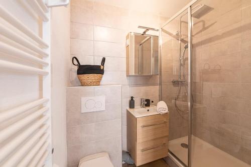 une salle de bain avec une douche, des toilettes et un lavabo dans l'établissement Coquelin - Joli appartement rénové, à Rennes