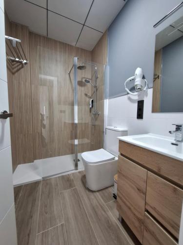 Bilik mandi di Medea Suites Apartamentos