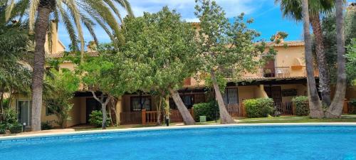 Charming house with pool, not far from beaches, mountain and city