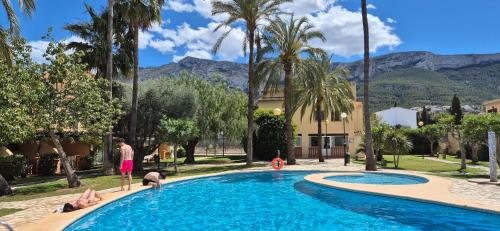 Charming house with pool, not far from beaches, mountain and city