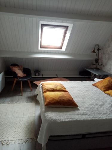 - une chambre avec un lit et une fenêtre mansardée dans l'établissement une chambre chez l'habitant, à Bangor