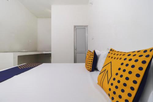 Ein Bett oder Betten in einem Zimmer der Unterkunft Hotel O MCK Rooms