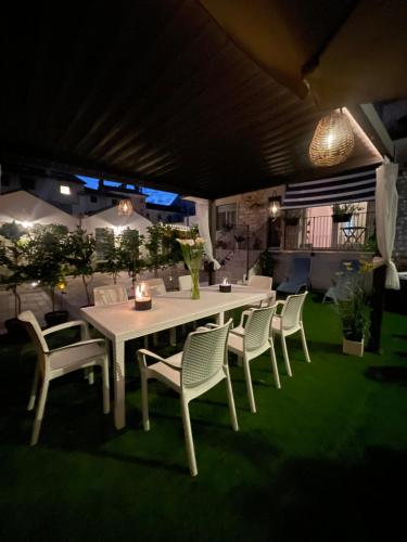 a dining table and chairs in a yard at night at casa carmelo in Schio