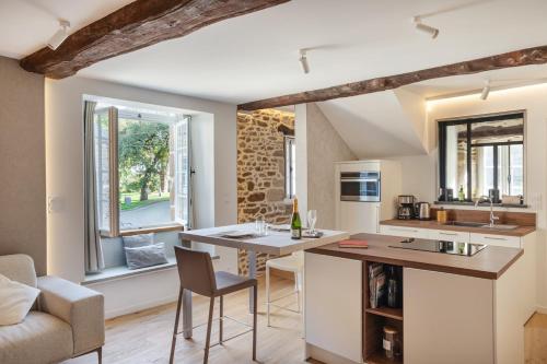 une cuisine et un salon avec une table et des chaises dans l'établissement Emeraude Duplex 2 personnes à Dinan, à Dinan