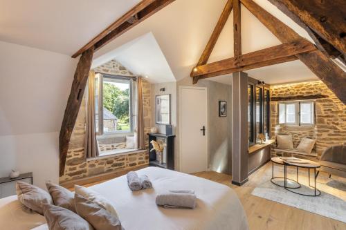 une chambre avec un grand lit blanc dans une pièce dans l'établissement Emeraude Duplex 2 personnes à Dinan, à Dinan