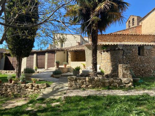a house with a palm tree in the yard at Casa Rural Sullà in Tremp