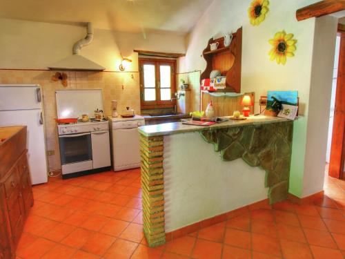 Kuchyň nebo kuchyňský kout v ubytování Alluring Farmhouse in Ortignano with Swimming Pool