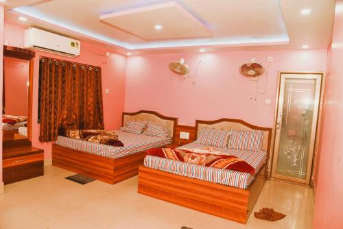 Postel nebo postele na pokoji v ubytování Roxy Hotel - Near New Digha Beach