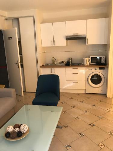 une cuisine avec une table et une chaise dans une pièce dans l'établissement Cosy, Tour Eiffel - Champs de Mars, à Paris