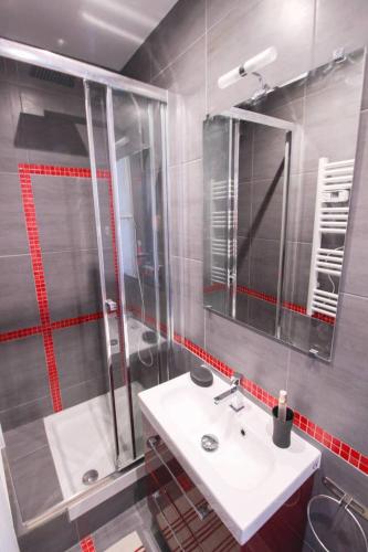 une salle de bain avec un lavabo et une douche dans l'établissement Cosy, Tour Eiffel - Champs de Mars, à Paris